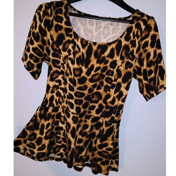 🌸 5 for $25 Cheetah print Peplum Top - Picture 2 of 3